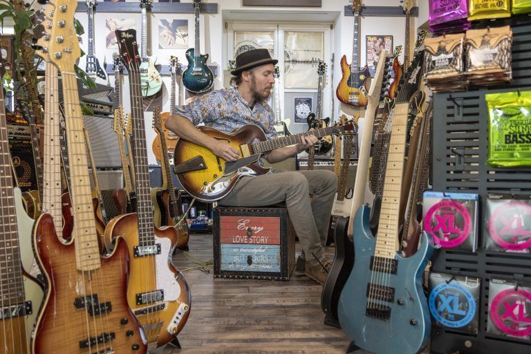 Für Adi Baldauf ist das Gitarrenspiel eine universelle Sprache.