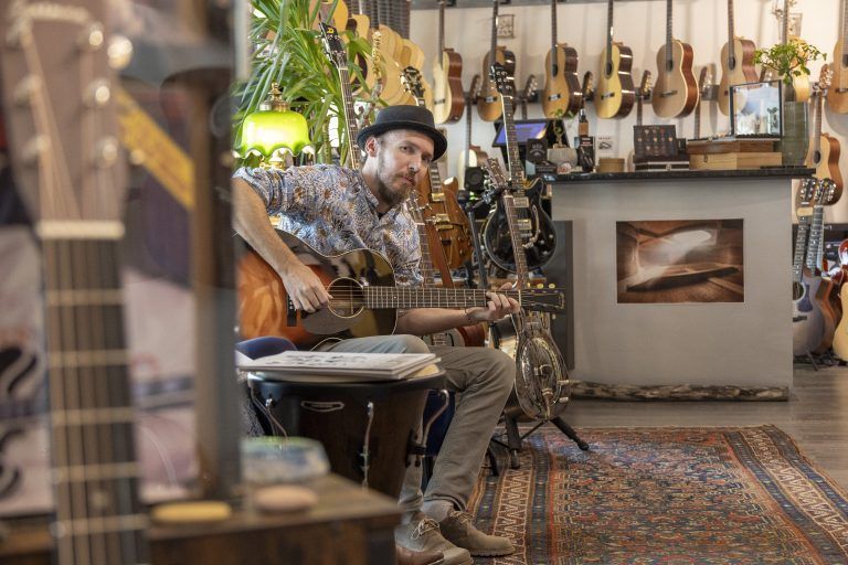 Das Gitarrenspiel ist die Leidenschaft des Lustenauers Adi Baldauf. VN/PAULITSCH (4)