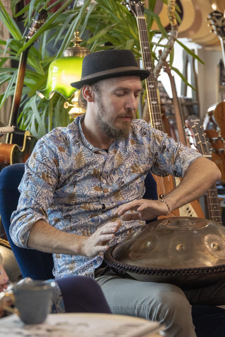 Auch die Handpan bringt der Lustenauer zum Klingen.