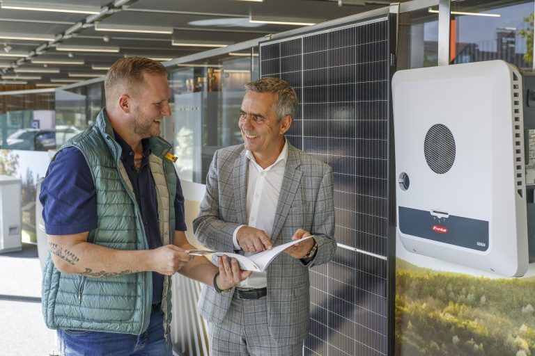 Bei der Gewinnübergabe des VN-Energiegewinnspiels klärte Philipp Wiedemann mit Inhaus-Geschäftsführer Robert Küng vorab, was in Sachen Photovoltaik möglich ist.