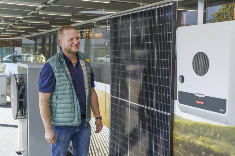 Philipp Wiedemann aus Krumbach hat sich bei Inhaus schon angeschaut, welche Photovoltaikanlage auf sein Dach kommen soll. <span class="copyright">VN/Paulitsch</span>