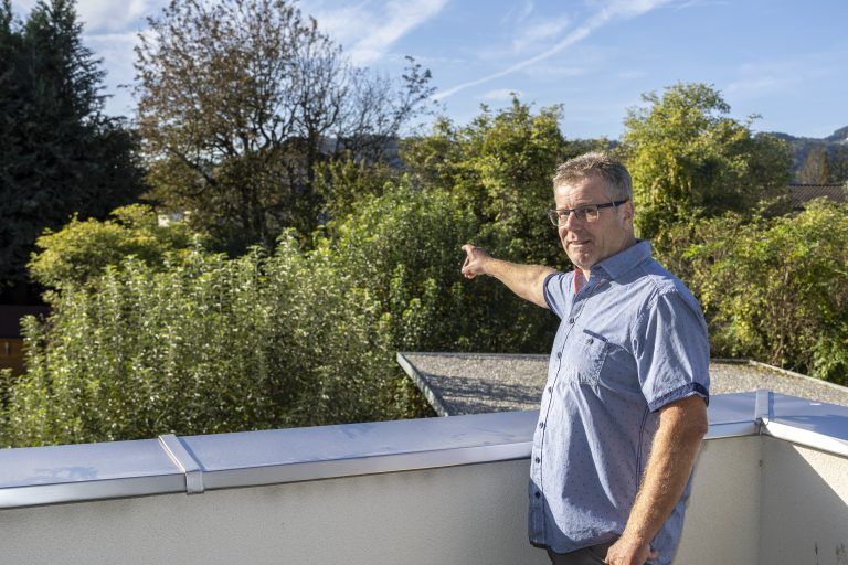 Edgar Gehrer zeigt auf einen Flecken vermeintlich unberührter Natur. Doch dahinter ist die Autobahn und ein immer stärker werdender Lärm. <span class="copyright">VN/Paulitsch</span> 