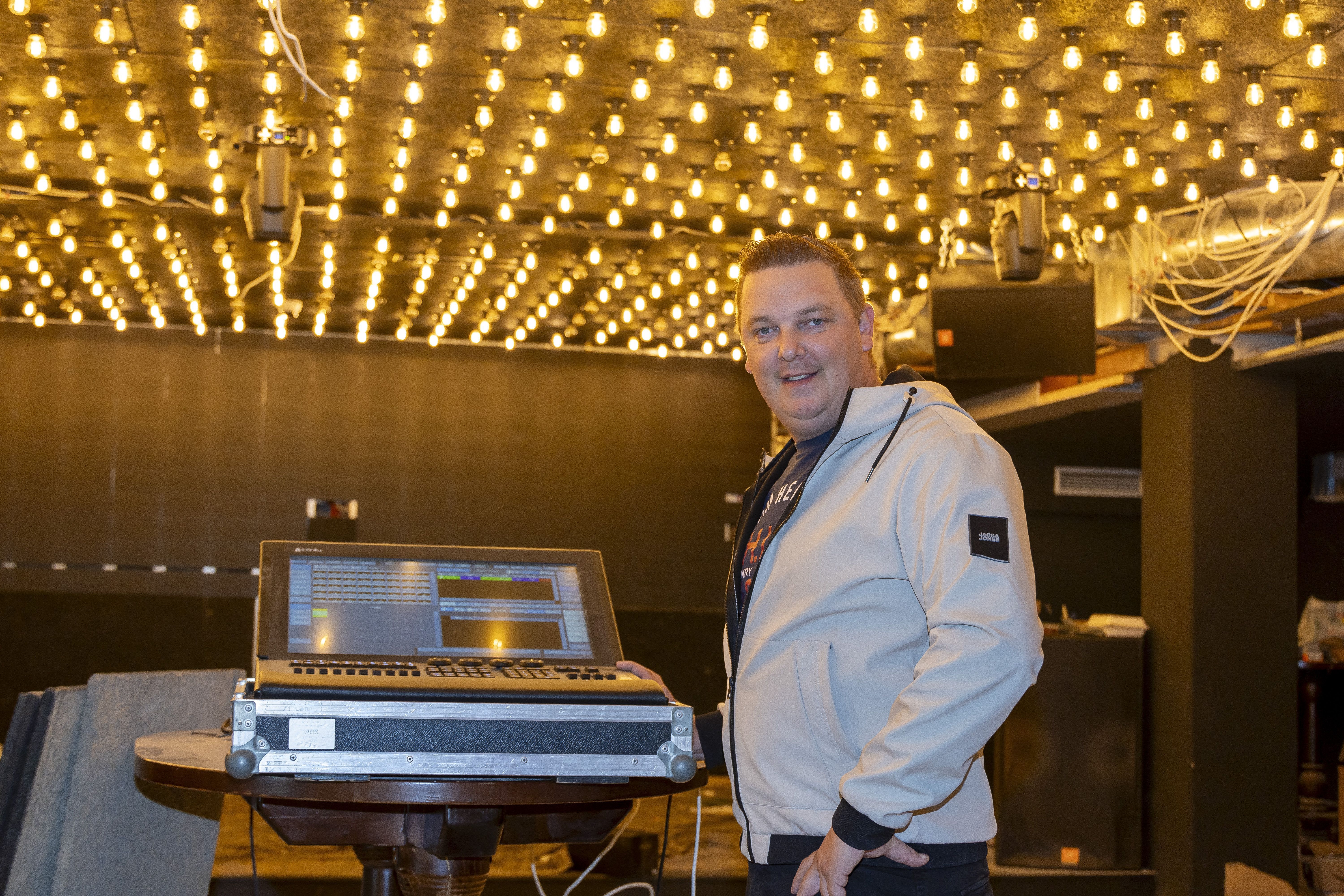 Optisches Highlight im neuen Club. Eine Decke, die mit rund 1300 Glühbirnen bestückt ist. 