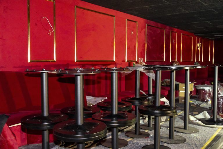 Rote Möbel aus Samt verleihen dem Lokal eine besondere Atmosphäre. 