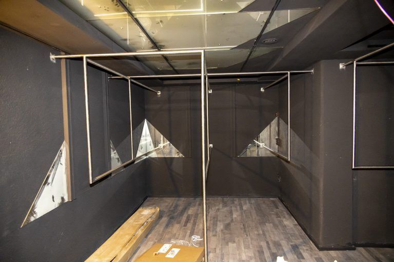 Die Spiegel im Eingangsbereich zeugen noch von der "Nachtigall". 