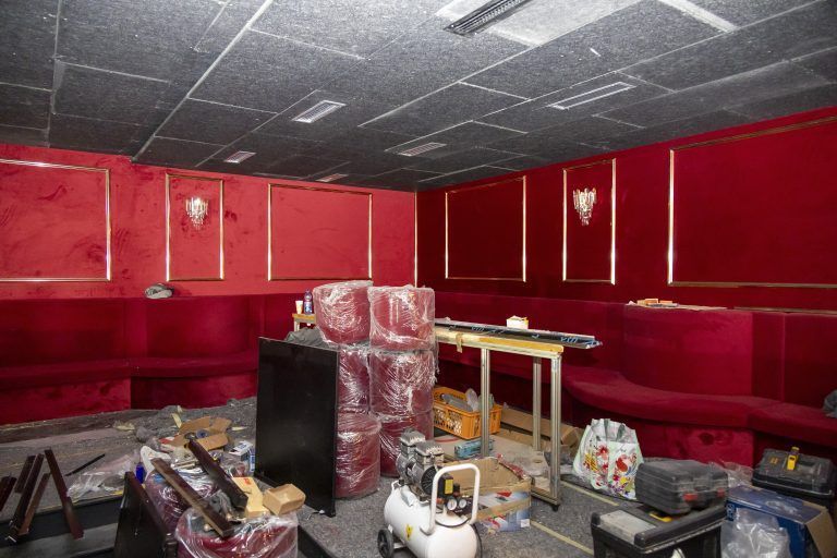 Die Möbel stehen, am Freitag feiert der Club Neueröffnung. 