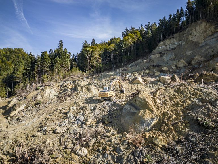 Oben auf dem Plateau wird gebaggert.