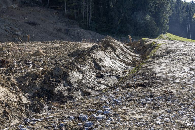Der Damm schützt die darunterliegenden Häuser vor Muren, Steinschlägen, etc..