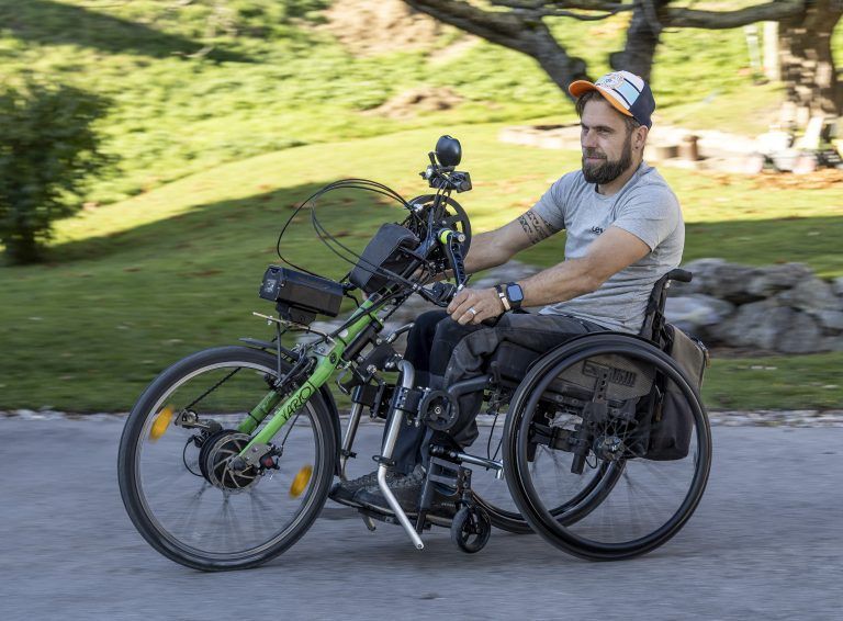 Mit dem Vorspann-Handbike fährt Andreas zur Arbeit.