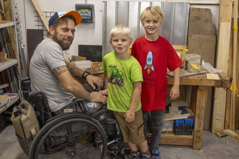 Gemeinsam mit Papa in der Werkstatt basteln – das macht Emil und Luis Spaß.