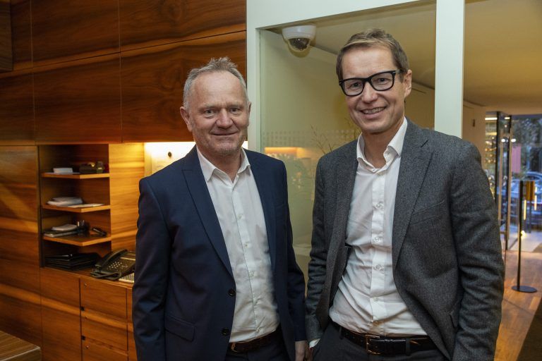 BMW-Händler Dieter Unterberger (re.) mit Peter Marko von der Silvretta Montafon.