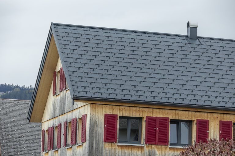 Das Dach wird mit Photovoltaikmodulen bestückt.