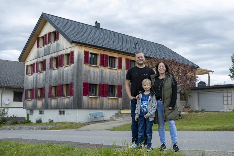 <p class="caption">Familie Wiedemann aus Krumbach will ihren Gewinn in eine Photovoltaikanlage und eine Ladestation für Elektroautos investieren. <span class="media-container dcx_media_rtab" data-dcx_media_config="{}" data-dcx_media_type="rtab"> </span><span class="marker">VN/PAULITSCH</span></p>