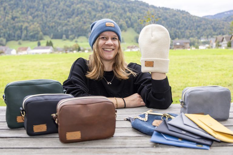 Auch Mützen und Taschen hat sie im Angebot.
