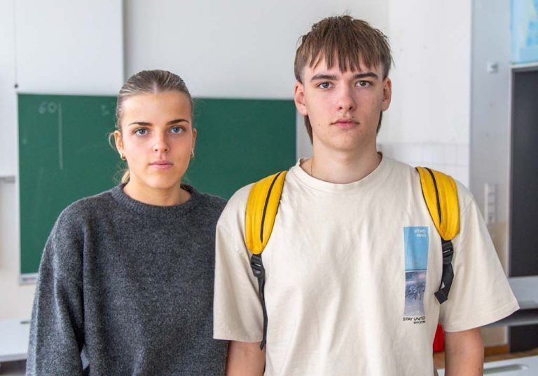 Nina und Elias haben sich schon viel Wissen über den Nahost-Konflikt angeeignet.