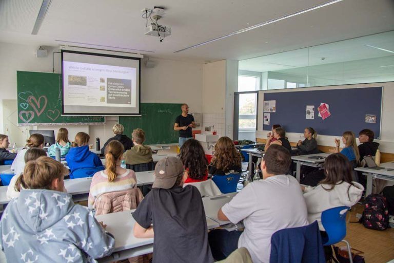 Der Nahost-Konflikt wird an den heimischen Schulen im Unterricht behandelt und elektrisiert die Schülerinnen und Schüler. VN/Paulitsch
