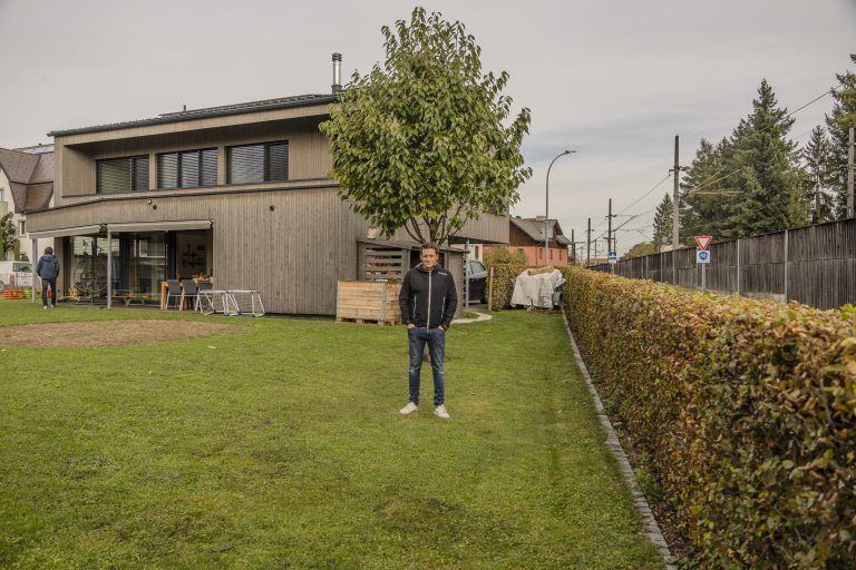 Weil Zufahrtswege zu anderen Wohnhäusern verschwinden würden, müsste die Straße direkt durch den Garten der Familie Österle geführt werden. <span class="copyright">VN/Paulitsch</span>