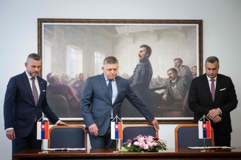 Peter Pellegrini, Robert Fico und Andrej Danke (v. l.) unterzeichnen ein neues Regierungsbündnis für die Slowakei.AFp