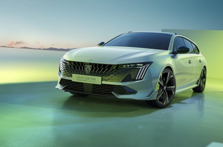 Peugeot 508: Die Plug-in-Hybrid-Powervariante mit 360 PS Systemleistung und elektrisch generiertem 4x4-System gibt‘s für die Limousine und den Kombi.