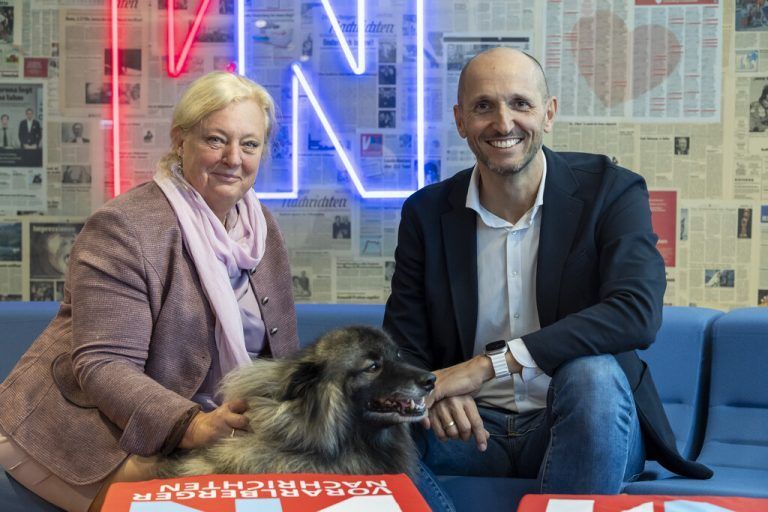 Professorin Ulrike Pröbstl-Haider mit Seilbahnsprecher Andreas Gapp und ihrer Wolfsspitz-Hündin Franzi, die sie stets begleitet. vn/PAulitsch