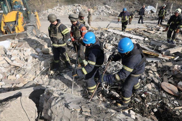 Rettungskräfte beseitigen Trümmer im Dorf Hroza. Ukrainisches Innenministerium/RTS