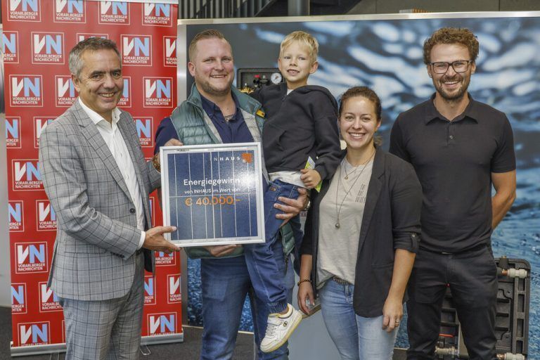 <p class="caption">Robert Küng (Inhaus Geschäftsführer, l.) und Lucas Hepberger (VN Marketing, r.) überreichten Philipp Widemann, der mit Ehefrau Daniela und Sohn Oscar zur Gewinnübergabe kam, den Gutschein für eine Energielösung im Wert von 40.000 Euro. <span class="media-container dcx_media_rtab" data-dcx_media_config="{}" data-dcx_media_type="rtab"> </span><span class="marker">VN/Paulitsch</span></p>