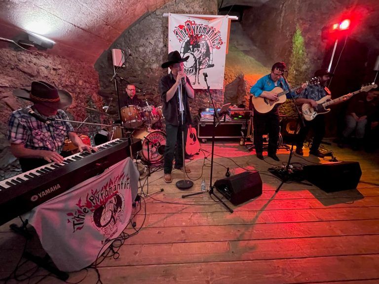 Im auch heuer geöffneten Raiffeisenkeller ließen die Pyromantics Country-Musik erklingen.