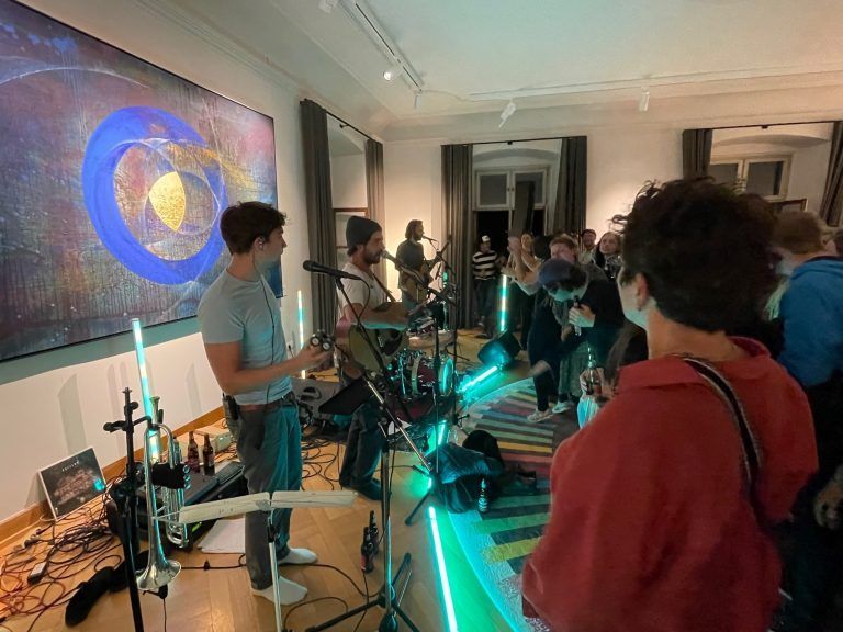 Ausgezeichnete Stimmung herrschte im Palais Liechtenstein mit "Kurzfristig".