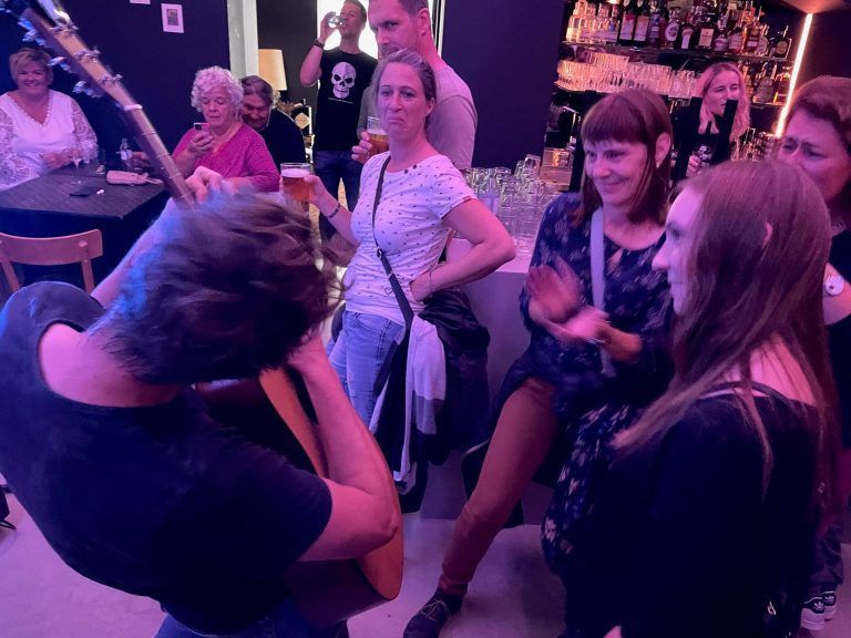 "Mir Drei" mischte sich bei ihrem Live-Auftritt im Kuche Klub auch unter das Tanzvolk.