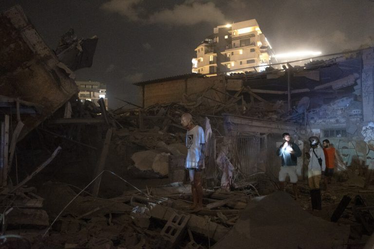 Schäden begutachten und Habseligkeiten suchen mussten diese Menschen in Tel Aviv, nachdem eine Rakete aus dem Gazastreifen eingeschlagen war.AP