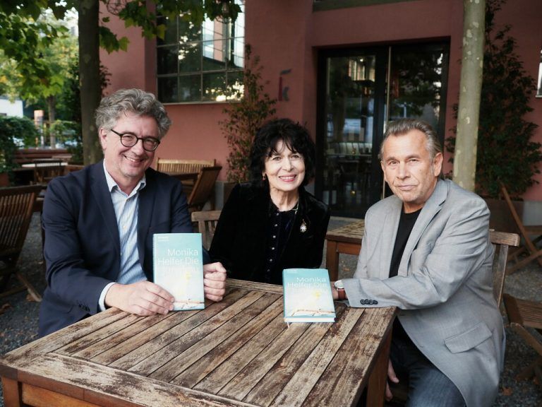 Schriftstellerin Monika Helfer mit Jürgen Thaler (Franz-Michael-Felder-Archiv) und Hubert Dragaschnig (Theater Kosmos). sie