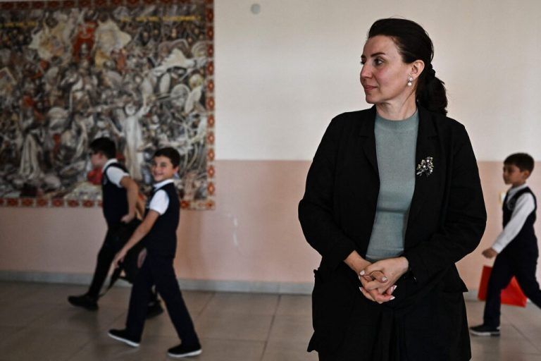Schulleiterin Anoush Hakobyan (48) in ihrer Schule in der Nähe von Eriwan. Anoush verlor ihren Sohn im Berg-Karabach-Krieg. AFP