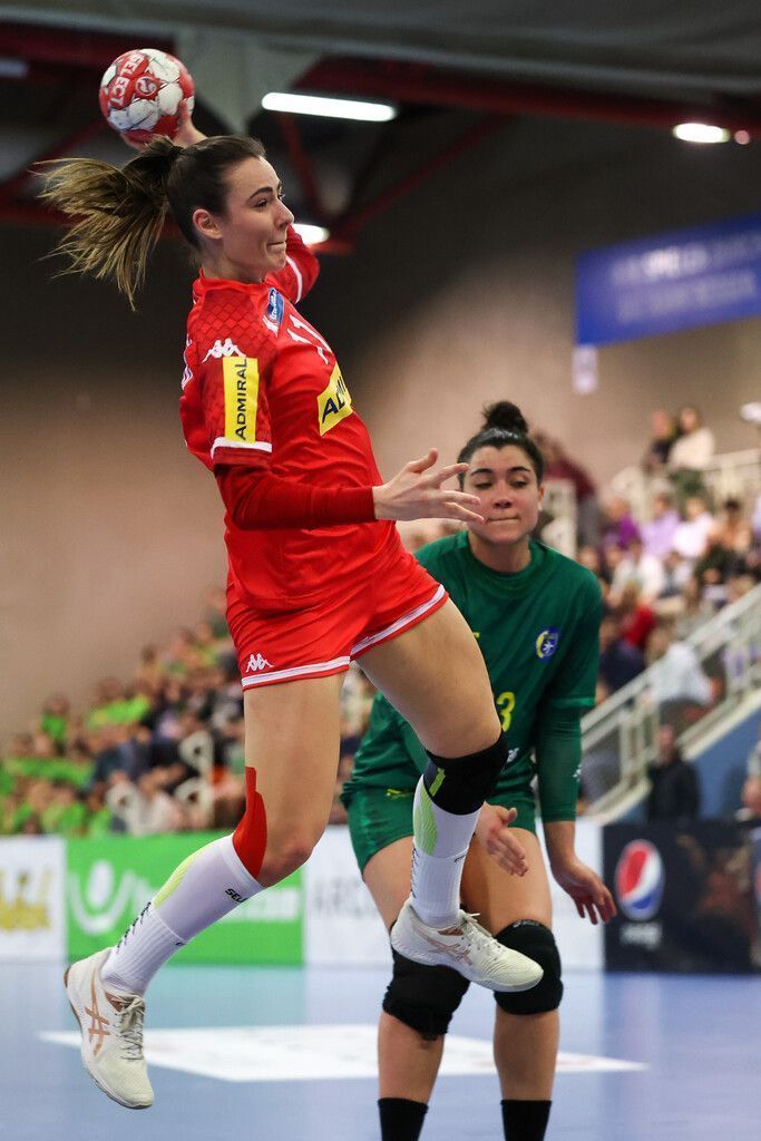 ÖHB-Teamspielerin sehnt ihr Comeback herbei und hat WM-Endrunde noch nicht abgeschrieben.