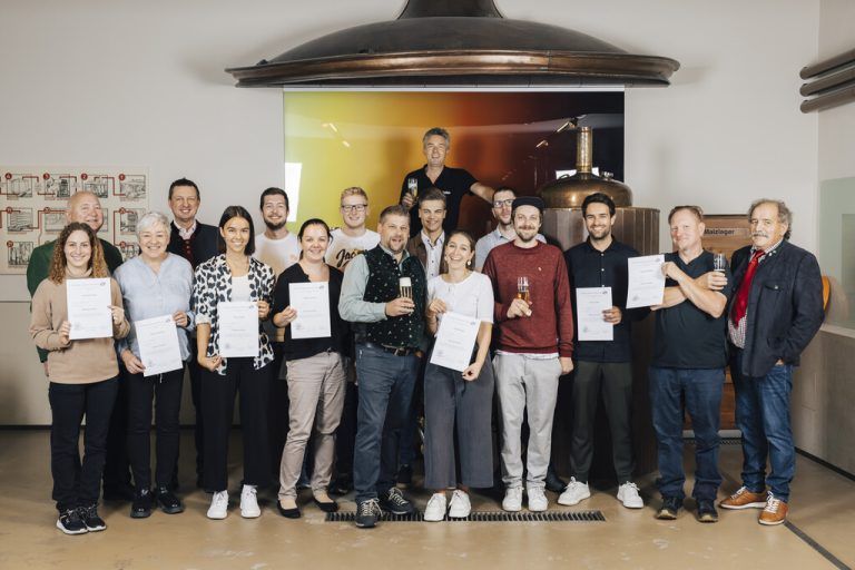 Seit bereits mehreren Jahren führen die Brauereien Egg, Frastanz und Mohrenbrauerei gemeinsam die Ausbildung zum „Österreichischen Biersommelier“ durch. 14 Prüflinge traten heuer zur Abschlussprüfung an und bestanden erfolgreich. Sie sind ab sofort offiziell zertifizierte „Österreichische Biersommeliers“. Fa/mathis