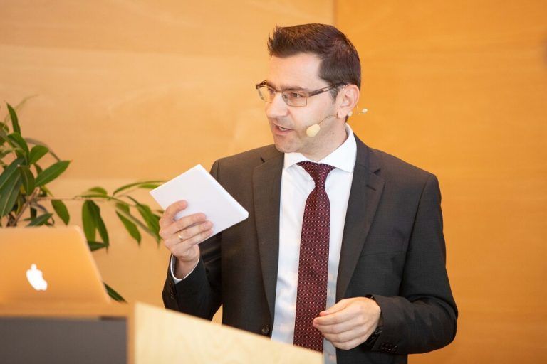 Seminarleiter Michael Grabher verhilft Interessierten zu einer klugen Finanzstrategie. VHS/Frederick Sams
