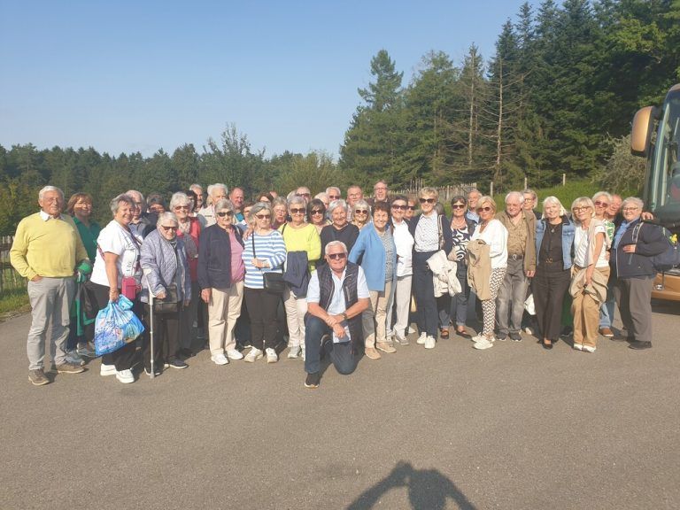 Senior(inn)en aus Hard genossen eine zünftige Zeit beim Heurigen Pinot Schmidt am Bodensee.50plus HArd