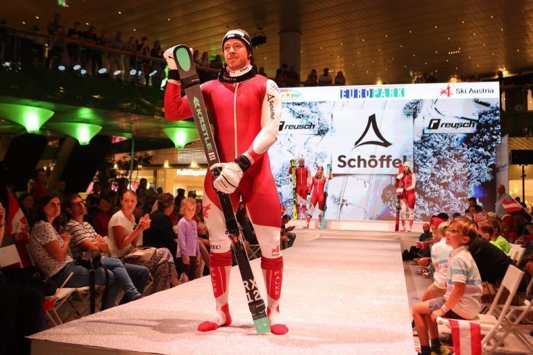Skicrosser Matthias Graf präsentiert den neuen ÖSV-Anzug.Gepa