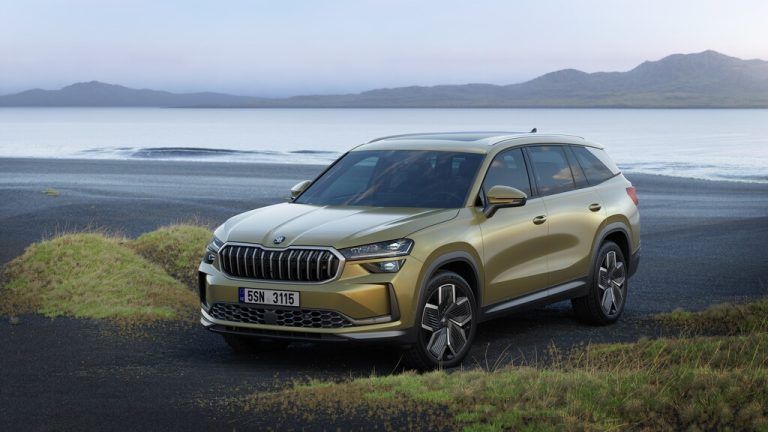 Skoda bringt die zweite Generation des SUV-Bestsellers Kodiaq. Er bietet mehr Platz für Insassen und Gepäck und wartet mit neuem Bediensystem auf. Unter der Motorhaube gibt es reichlich Auswahl, darunter ein Plug-in-Hybrid, dessen Batterie für über 100 Kilometer E-Fahren ausreicht. Angeboten wird das Bestseller-SUV aber auch weiterhin mit Verbrennermotoren und Mildhybrid (zwei Benziner und zwei Diesel).
