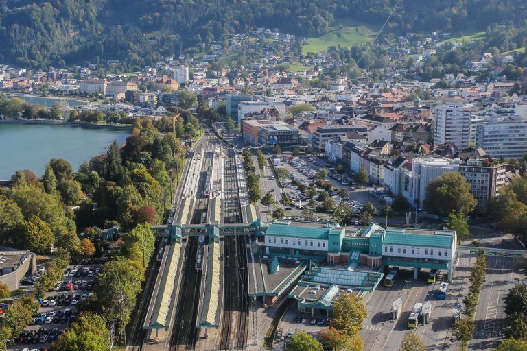 <p class="caption">Statt der Seestadt könnte auf dem Parkplatz die neue Mobilitätsdrehscheibe entstehen. Offiziell ist jedoch noch nichts. <span class="media-container dcx_media_rtab" data-dcx_media_config="{}" data-dcx_media_type="rtab"> </span><span class="marker">VN</span></p>