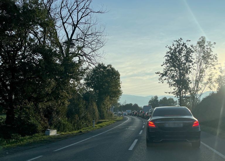 An der Ausfahrt der A 14 mischten sich noch Lkw in die Schlange.<span class="copyright"> VN/Plesch</span>