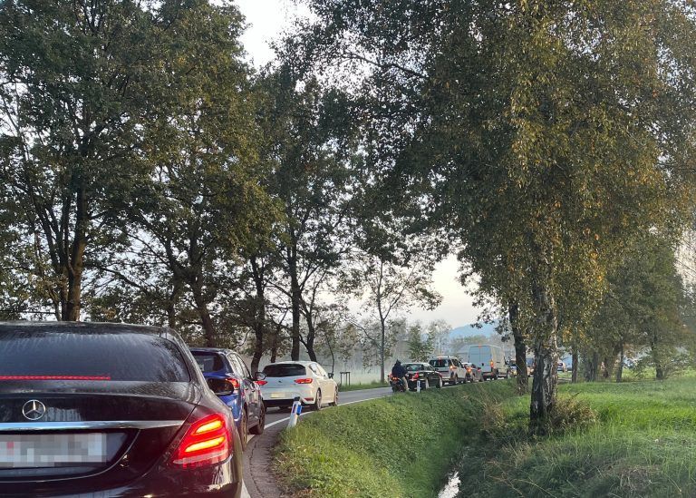 Schon auf der Senderstraße staute sich der Verkehr. <span class="copyright">VN/Plesch</span>