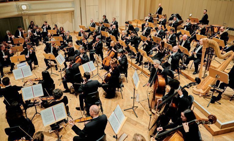 Unter der Leitung von Modestas Pitrenas überzeugten das Sinfonieorchester St. Gallen und der Tenor Edgaras Montvidas.