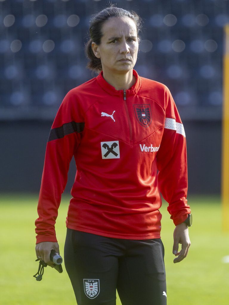 Teamchefin Irene Fuhrmann beim Training in der Cashpoint Arena.