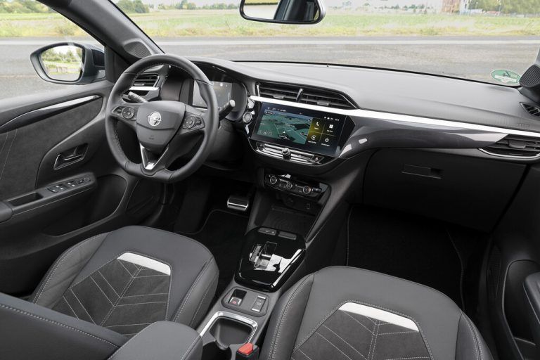 Tolles Cockpiterlebnis dank dem Fahrer zugewandtem 10-Zoll-Touchscreen.