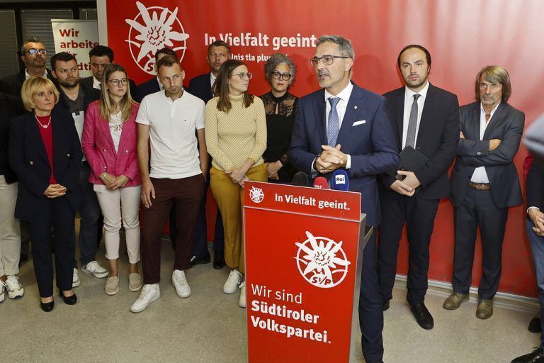 Heute wird die Wahl des Südtiroler Landeshauptmanns Arno Kompatscher (Bildmitte) im Landtag erfolgen. AP