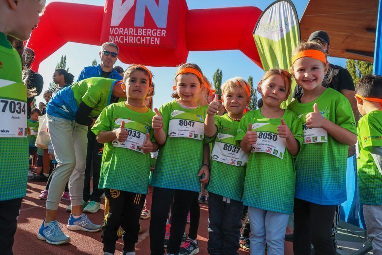 Viel los war am Samstag im Bregenzer Stadion, als mehr als 2900 Kinder das Stadionoval mit Leben füllten und den Spaß an der Bewegung erfahren durften.Steurer/3
