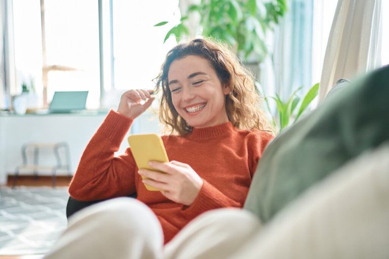 VN-Abonnent:innen bekommen die „NEUE am Sonntag“ bis zum Jahresende gratis und anschließend zum Sonderpreis von nur 7,90 Euro pro Monat.VN