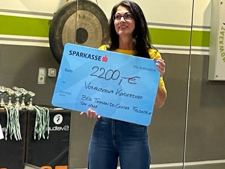 Karin Mäser vom Vorarlberger Kinderdorf freute sich über den überreichten Spendenscheck.