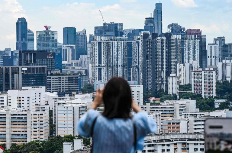 Vom Mount Faber aus fotografiert eine Frau die Skyline in Singapur. AFP