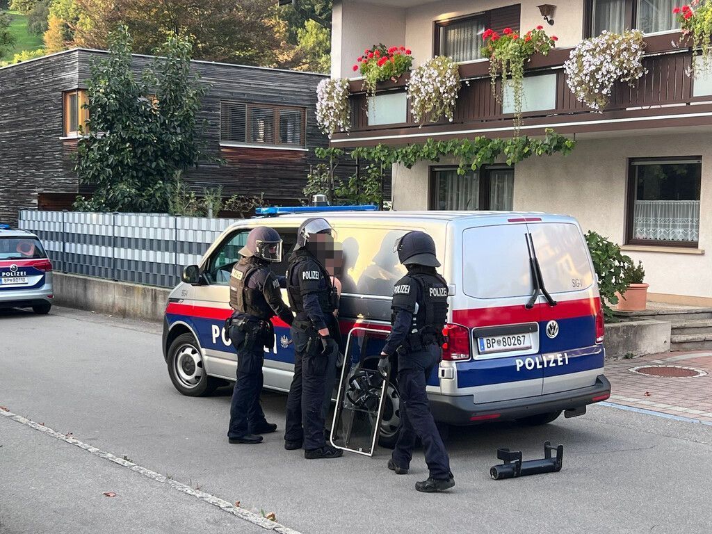Passanten in Kennelbach mit Messer bedroht